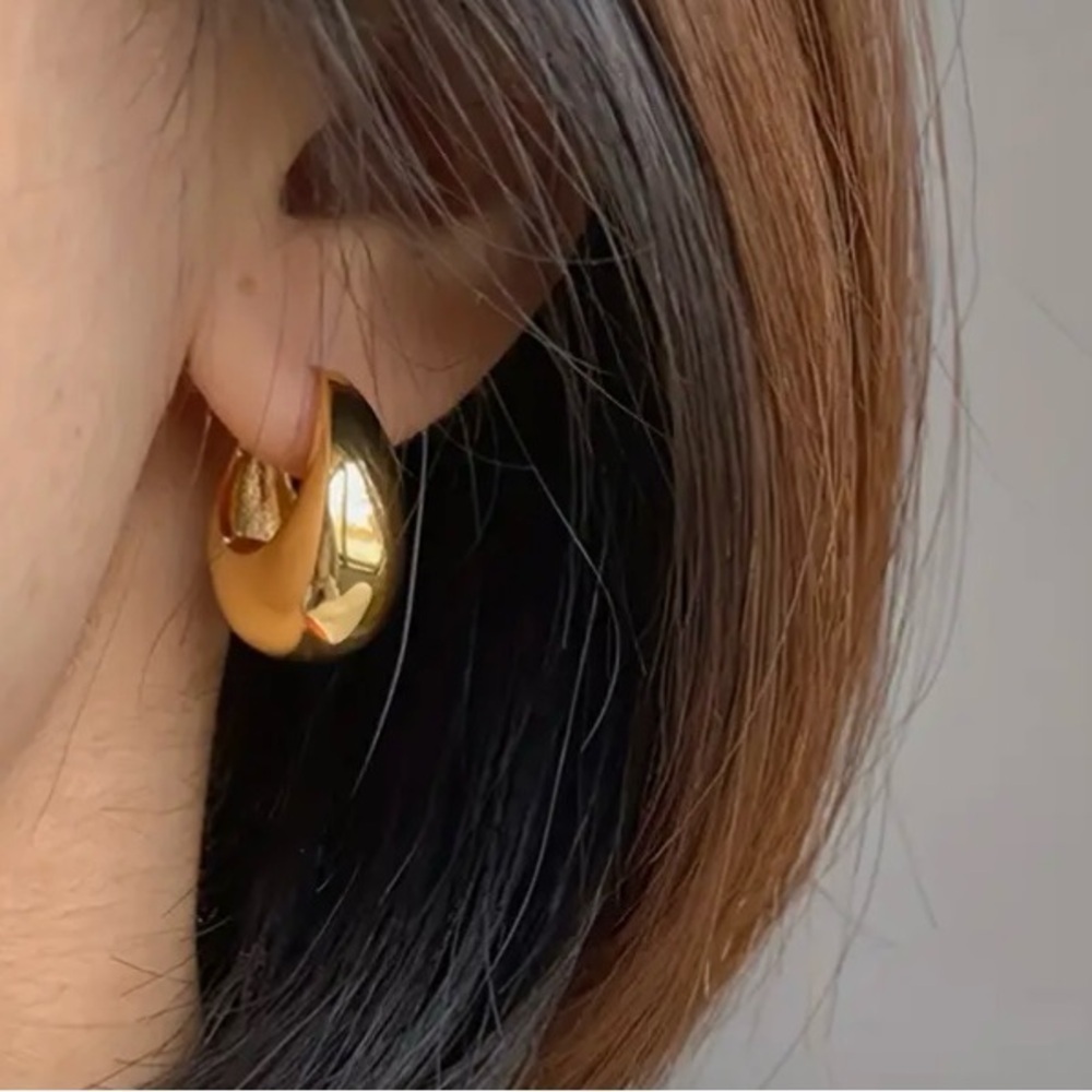 ✨Zara Petite Gold Huggie Earrings - Picture 2 of 6